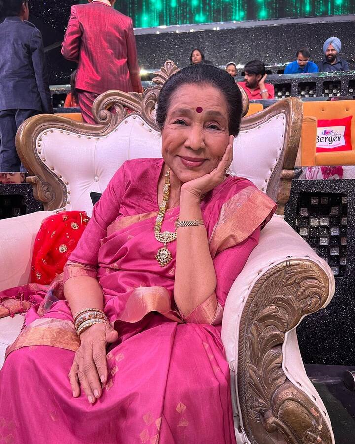 आशा भोसले – लता मंगेशकर के परिवार को भी राम मंदिर के उद्घाटन का निमंत्रण दिया गया था. लेकिन उनकी बहन और सिंगर आशा भोसले फिर भी इस कार्यक्रम से नदारद दिखीं.