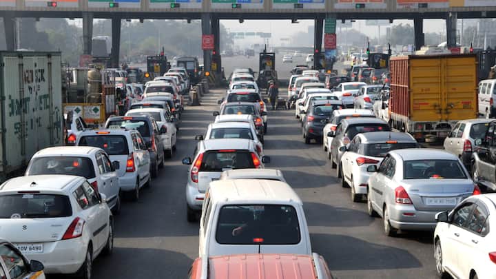 Toll Tax Rules: भारत में हर साल सड़कों की लंबाई लगातार बढ़ती जा रही है, कई ऐसे एक्सप्रेसवे बनकर तैयार हो चुके हैं, जिन्होंने दो शहरों की दूरी को लगभग आधा कर दिया.