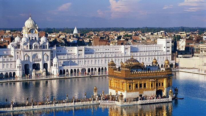 स्वर्ण मंदिर, अमृतसर (पंजाब): सिखों के सबसे बड़े धार्मिक केंद्र स्वर्ण मंदिर के बारे में कहा जाता है कि इस मंदिर को सालाना 500 करोड़ रुपये की कमाई होती है. मंदिर को बनाने में करीब 400 किलो सोने का इस्तेमाल किया गया है.