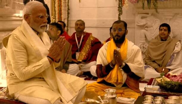 વડાપ્રધાન મોદી, રાષ્ટ્રીય સ્વયંસેવક સંઘના વડા મોહન ભાગવત, રાજ્યપાલ આનંદીબેન પટેલ અને મુખ્યમંત્રી યોગી આદિત્યનાથ ધાર્મિક વિધિમાં યજમાન બન્યા હતા.