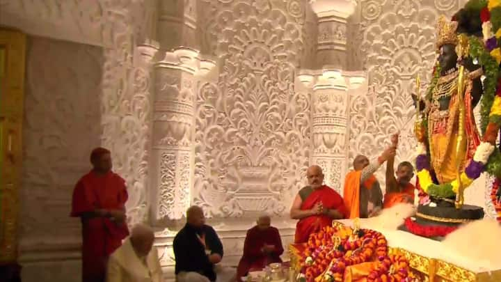 Ramlala Pran Pratishtha: राम मंदिर में भगवान राम के बाल स्वरूप का प्राण-प्रतिष्ठा कार्यक्रम जारी है. इस मौके पर पीएम मोदी समेत कई लोग भगवान रामलला की पूजा में शामिल हैं.