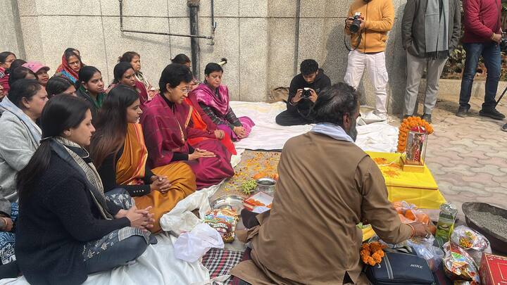 उन्होंने ‘एक्स’ पर एक पोस्ट में कहा, ‘‘प्राण प्रतिष्ठा के शुभ अवसर पर मैंने भगवान श्री राम की पूजा की और हवन किया. श्री राम इस दुनिया के हर कण और हर किसी के मन में मौजूद हैं. यदि हम मर्यादा पुरुषोत्तम (भगवान राम) के आदर्शों को अपने व्यक्तित्व में अपना लें तो जीवन धन्य हो जाएगा।. जय श्री राम.