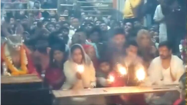 Devotees burst firecrackers in Ujjain Mahakal temple before the Ram Mandir Pran Pratishtha in Ayodhya Ram Mandir Opening: अयोध्या में रामलला की प्राण प्रतिष्ठा से पहले महाकाल मंदिर में श्रद्धालुओं ने फोड़े पटाखे, जलाई फुलझड़ियां