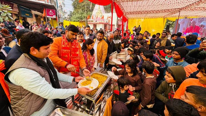 प्राण प्रतिष्ठा के शुभ अवसर पर श्री शक्तेश्वर महादेव मंदिर में भंडारा आयोजित किया गया था. जिसमें बीजेपी नेता नीरज सिंह उपस्थित होकर प्रसाद वितरण किए.