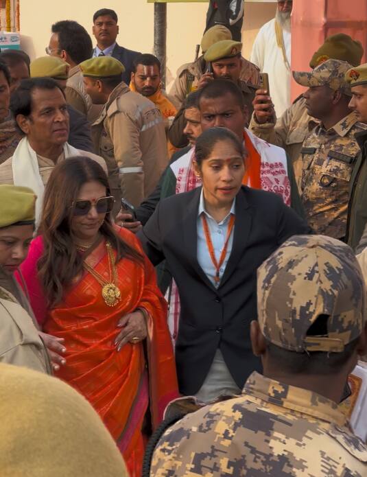 राम मंदिर उद्घाटन कार्यक्रम में बॉलीवुड के कई दिग्गज सितारे शामिल हुए. इस दौरान फैंस में बी सेलेब्स को लेकर जबरदस्त क्रेज देखने को मिला.