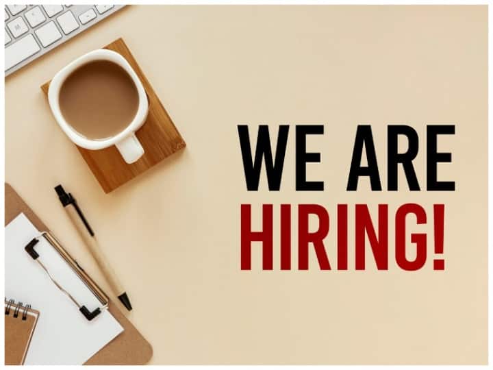 आवेदन करने के लिए योग्यता पद के मुताबिक है और अलग-अलग है. बेहतर होगा इसका डिटेल जानने के लिए आप वेबसाइट पर दिया नोटिस चेक कर लें.