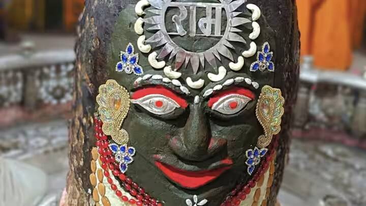 ભગવાન શ્રી રામ મંદિરના અભિષેક વિધિની અસર મહાકાલના દરબારમાં પણ જોવા મળી રહી છે. સમગ્ર સંકુલને શણગારવામાં આવ્યું છે. મંદિરે આવતા શિવભક્તોમાં અનેરો ઉત્સાહ જોવા મળી રહ્યો છે.