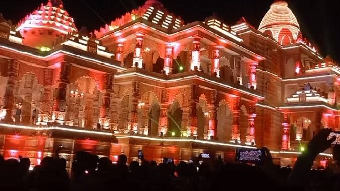 અયોધ્યામાં ભગવાન શ્રી રામલલાની પ્રાણ પ્રતિષ્ઠાને લઇને દેશભરમાં ભારે ઉત્સાહ જોવા મળી રહ્યો છે. અયોધ્યામાં રામલલાના આગમનની રાહનો આજે અંત આવશે. PM મોદી પ્રાણ પ્રતિષ્ઠા કાર્યક્રમમાં હાજરી આપશે.