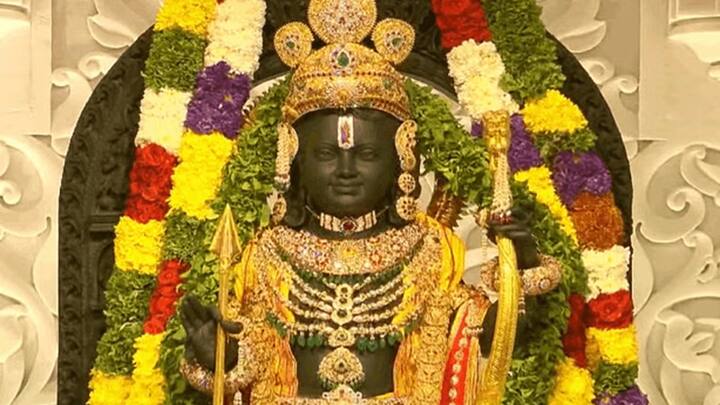 અયોધ્યામાં રામલલાની પ્રાણ પ્રતિષ્ઠા સંપન્ન  થઇ ગઇ છે. પીએમ મોદી હાથમાં ચાંદીના છત્ર સાથે મંદિર પરિસરમાં પ્રવેશ્યા હતા. પીએમ મોદી, સંઘ પ્રમુખ ભાગવત અને સીએમ યોગી આદિત્યનાથ પ્રાણ પ્રતિષ્ઠાની વિધિમાં યજમાન બન્યા હતા.