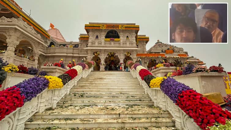 Pandit Dhirendra Shastri engrossed in devotion recited Hanuman Chalisa flight to Ayodhya, Pandit Dhirendra Shastri: भक्ति में लीन दिखे पंडित धीरेंद्र शास्त्री, अयोध्या की फ्लाइट में किया 'हनुमान चालीसा' का पाठ, सामने आया वीडियो