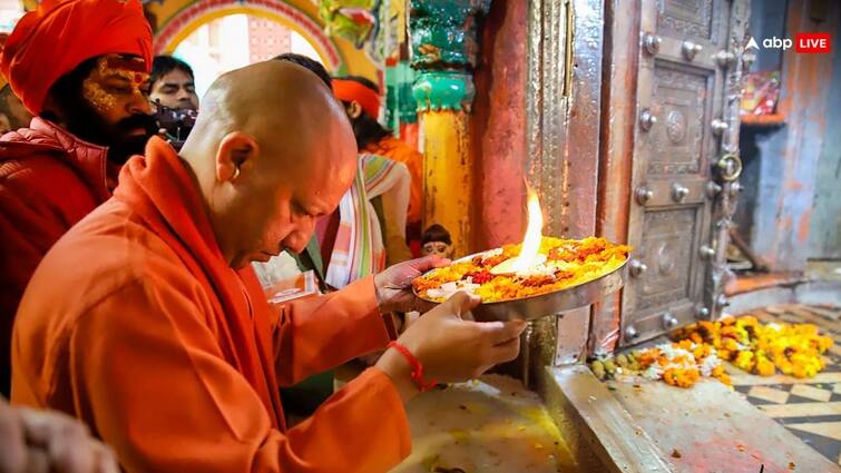 Ram Mandir Inauguration CM Yogi Adityanath remembered his Guru on Ramlala Pran Pratishtha shared this picture Ram Mandir Inauguration: प्राण प्रतिष्ठा से पहले सीएम योगी आदित्यनाथ ने अपने गुरुओं को किया याद, शेयर की ये तस्वीर