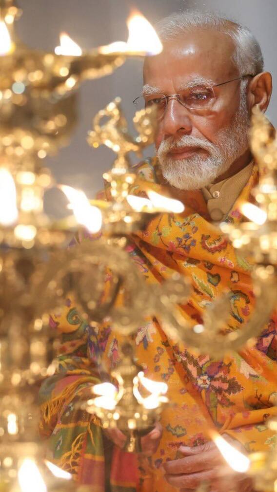 নিজ বাসভবনে 'রাম-জ্যোতি' জ্বাললেন মোদি