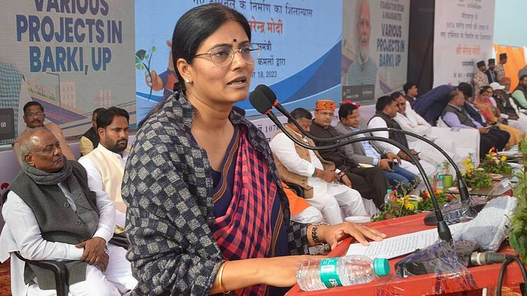 anupriya patel challenged raghu raj pratap signh raja bhaiya on her father sonelal patel anniversary अनुप्रिया पटेल ने राजा भैया को फिर ललकारा, पुराना बयान याद कर कहा- मैं फिर कहूंगी कि...