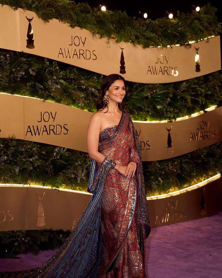 బాలీవుడ్ బ్యూటీ ఆలియా భట్ జాయ్ అవార్డ్స్ షోలో పాల్గొంది. చీరకట్టును డిఫరెంట్ స్టైల్​లో కట్టుకుని అందరి దృష్టిని ఆకర్షించింది. చీరకు తగ్గట్లు స్లీవ్ లెస్ బ్లౌజ్​ను జత చేసింది. (Images Source : Instagram/Aliabhatt)