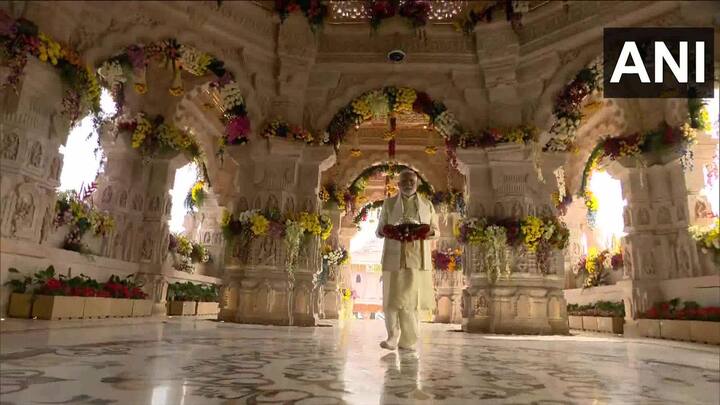 पंतप्रधान नरेंद्र मोदी चांदीचं छत्र घेऊन राम मंदिराच्या गर्भगृहात पोहोचले. प्रभू श्रीरामाच्या अभिषेक सोहळ्याच्या विधी सुरू झाल्या आहेत(Photo Credit : Shri Ram Janmbhoomi Teerth Kshetra)