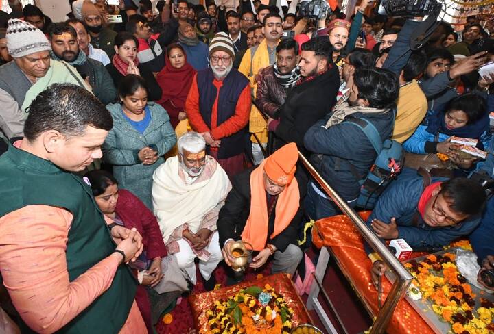 शाम को जल शक्ति मंत्री स्वतंत्र देव सिंह ने राम के आने की खुशी में दीप जलाए. रामलला के महल में विराजने का उत्सव जमकर मनाया जा रहा है.