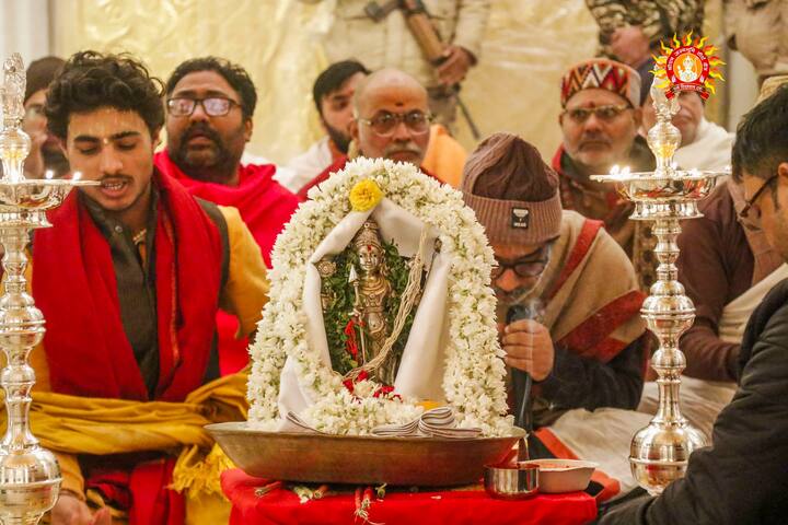 राम मंदिर के अतिथियों के लिए ये प्रसाद लखनऊ के छप्पन भोग ने अपनी तरफ से समर्पित किया है. रोली-अक्षत को अलग से काफी शानदार तरीके से पैक किया गया है.