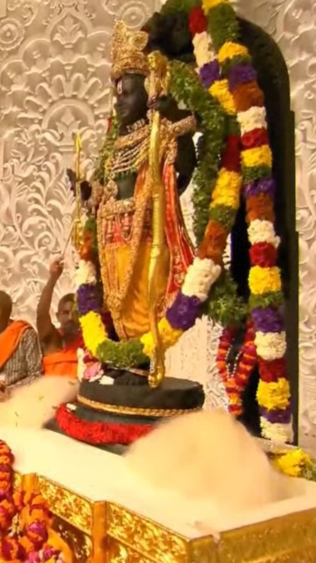 সোমবার অভিজিৎ মুহূর্তে হল রামলালার প্রাণপ্রতিষ্ঠা।