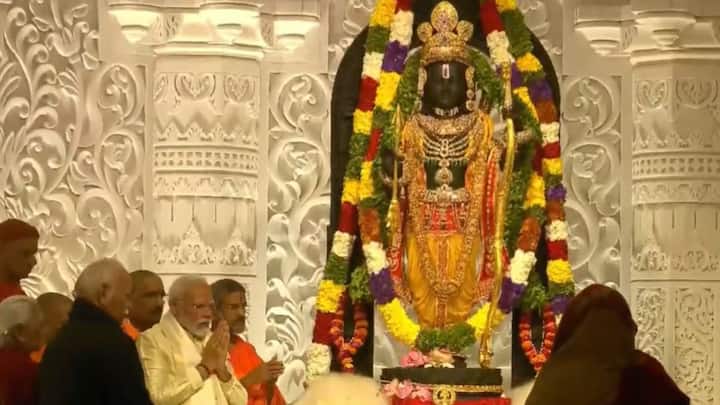 Ayodhya Ram lala first Picture after Pran Pratistha ceremony | Ramlala First Photo: पीतांबर वस्त्र, स्वर्ण आभूषण, हाथों में कोदंड और तीर लिए रामलला की पहली संपूर्ण तस्वीर का ...
