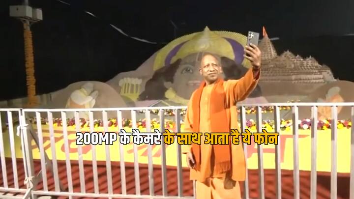 सीएम योगी की एक तस्वीर इस वक्त इंटरनेट पर वायरल हो रही है. इसमें सीएम योगी आदित्यनाथ राम कथा पार्क में रेत से बने राम मंदिर और भगवान राम की प्रतिमा के सामने सेल्फी ले रहे थे.