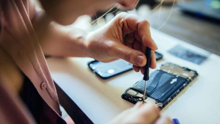 Govt Should Maintain Current Import Duties On Components Used In Making Smartphones In Budget: GTRI Govt Should Maintain Current Import Duties On Components Used In Making Smartphones In Budget: GTRI