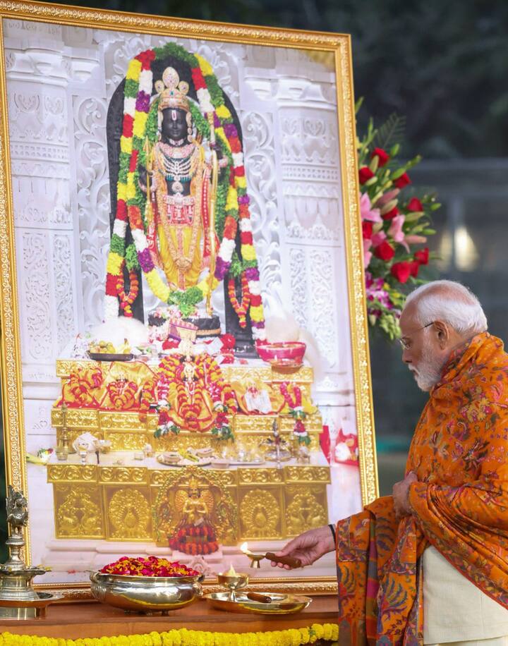 அயோத்தி ராமர் கோயிலில் குழந்தை ராமர் சிலையை பிரதமர் மோடி பிராண பிரதிஷ்டை செய்து வைத்தார்.