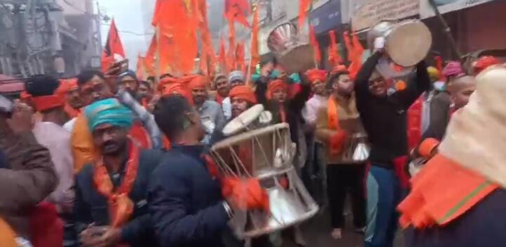 आज सुबह से ही बाबा विश्वनाथ की नगर काशी में एक अलग माहौल देखने को मिला. सुबह काशी की सड़के जय श्रीराम के नारे से गूंज उठी.