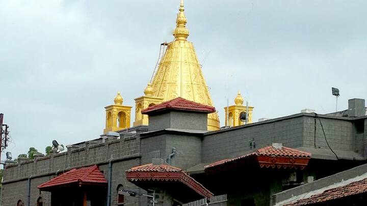 शिरडी साई बाबा (महाराष्ट्र): महाराष्ट्र का शिरडी साई बाबा मंदिर भी देश के सबसे अमीर मंदिरों में गिना जाता है. इस मंदिर में साई बाबा की मूर्ति के लिए 94 किलो सोने का सिंहासन बना हुआ है. सिर्फ 2022 में भक्तों ने मंदिर को 400 करोड़ रुपये से ज्यादा का दान दिया था.