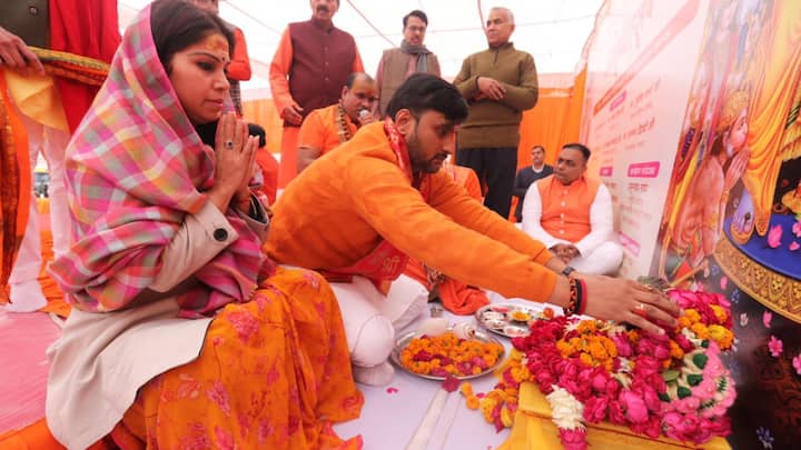 नीरज सिंह ने कहा कि हम सब लोग बहुत खुश हैं, साथ ही विपक्ष निमंत्रण के बाद भी न पहुंचने पर विपक्ष पर हमला बोला.