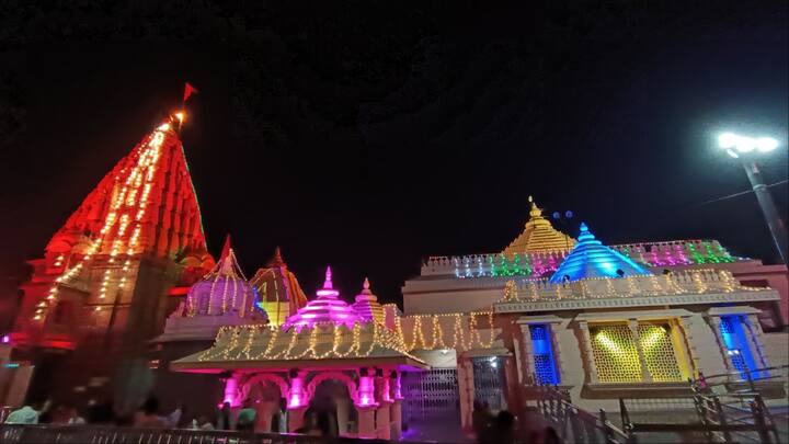 नंदी मंडपम और गणेश मंडपम के प्रथम 3 बैरिकेट में प्रातः 11 बजे से शिवराम स्तुति की जाएगी. दोपहर 12:30 बजे भगवान श्रीराम जी की महाआरती होगी. इस दौरान मंदिर परिसर में ड्रोन से पुष्प वर्षा की जाएगी.