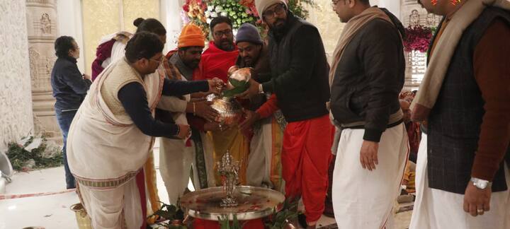 व्रत में हिंदू समुदाय के लोग सेंधा नमक का ही इस्तेमाल करते हैं. ये नमक हमेशा से पाकिस्तान से मंगाया जाता रहा है. इसको लेकर भारत में धार्मिक मान्यताएं रही हैं. बिना इस नमक के हम त्योहार, पूजा-पाठ के दौरान अपना भोजन ही तैयार नहीं करते हैं.