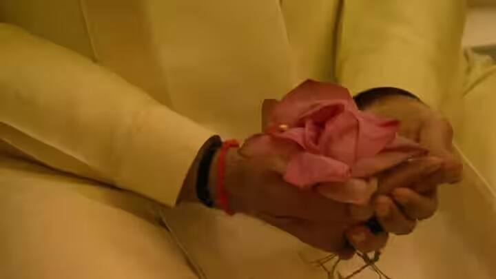 અભિષેક પહેલા પીએમ મોદીએ ટ્વિટર પર લખ્યું કે અયોધ્યા ધામમાં શ્રી રામ લાલાના અભિષેકની અલૌકિક ક્ષણ દરેકને ભાવુક કરી દેશે. આ દિવ્ય કાર્યક્રમનો ભાગ બનવું એ મને ખૂબ જ આનંદ છે. જય સિયા રામ.