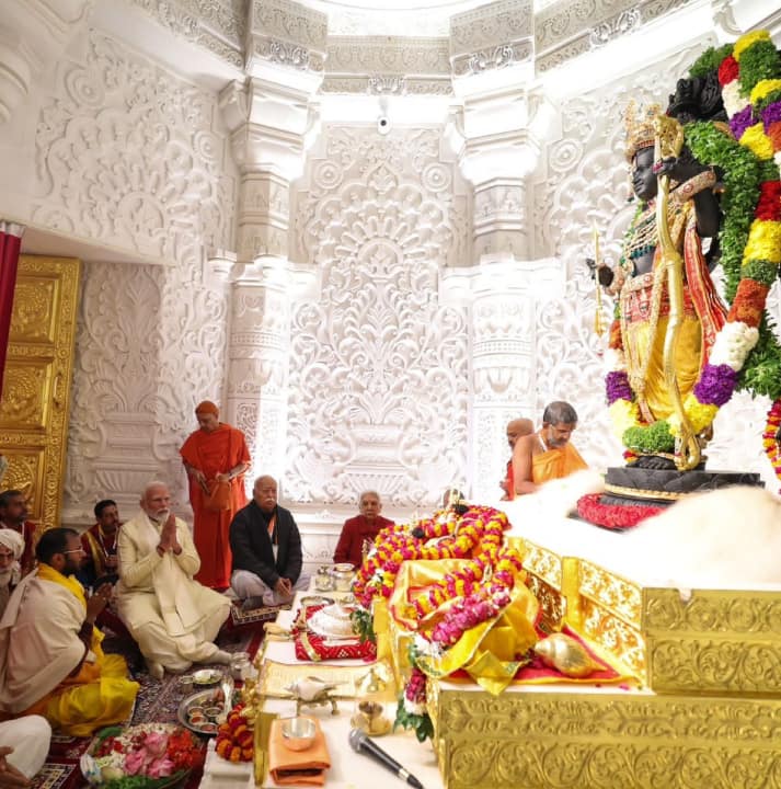 क्रीम रंग की धोती और पटका के साथ सुनहरे कुर्ते में सजे प्रधानमंत्री ने लाल मुड़े हुए दुपट्टे पर चांदी का 'छतर' (छाता) लेकर मंदिर के मैदान में प्रवेश किया. अनुष्ठान के लिए गर्भगृह में जाने से पहले उन्होंने 