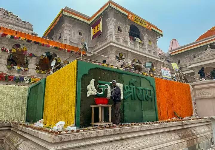 રામ લલ્લાની પૂજા કરવાનો શુભ સમય (Ram Lalla Puja Muhurat 22 January 2024) અયોધ્યામાં 22 જાન્યુઆરીની બપોરે અભિજીત મુહૂર્તમાં રામ લલ્લાની પ્રતિમા સ્થાપિત કરવામાં આવશે. આ સમય દરમિયાન તમે તમારા ઘરે પૂજા પણ કરી શકો છો. આ ઉપરાંત પૂજાના અન્ય મુહૂર્તો આ પ્રમાણે છે - અભિજીત મુહૂર્ત - 12:16 થી 12:59 સુધી, અમૃત મુહૂર્ત - સવારે 07:13 થી 08:34, શુભ મુહૂર્ત - સવારે 09:56 થી 11:17, અમૃત મુહૂર્ત - સાંજે 04:41 થી 06:02 સુધી