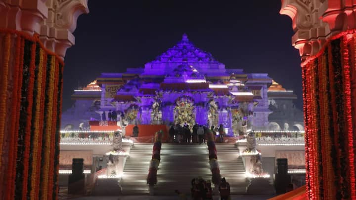 মন্দির উদ্বোধনে ব্যবহার করা হবে বিভিন্ন জায়গার নদীর জল। রাজস্থান থেকে আসা ঘি দিয়ে হবে রামলালার প্রথম আরতি। প্রস্তুতি শেষ, উৎসবমুখর রামজন্মভূমি। নব নির্মিত রাম মন্দির ও কৃষ্ণশিলার রামলালাকে দর্শন করতে সারা দেশের নানা প্রান্তের মানুষ এসে মিশেছেন উৎসবের আবহে। মিলেমিশে একাকার বিভিন্ন রাজ্যের সংস্কৃতি।