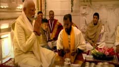 Ayodhya Ram Lalla Pics : অযোধ্যায় প্রাণপ্রতিষ্ঠা রামলালার, ফুলের সাজ ও গহনায় নয়নাভিরাম রূপ, করুন দর্শন