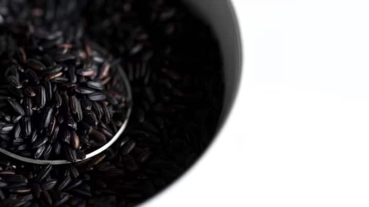 শরীর ডিটক্স করে: শরীরে জমতে থাকা নানা টক্সিন ভিতরকার কোশের ক্ষতি করে। এই টক্সিনগুলিই শরীর থেকে বার করে দেয় কালো চাল। (ছবি সৌজন্য: ফ্রিপিক)