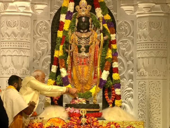 Ayodha Ram Mandir : ராமர் கோயிலில் குழந்தை ராமர் சிலையை பிரதமர் மோடி பிரதிஷ்டை செய்து, முதல் பூஜையை செய்தார்.