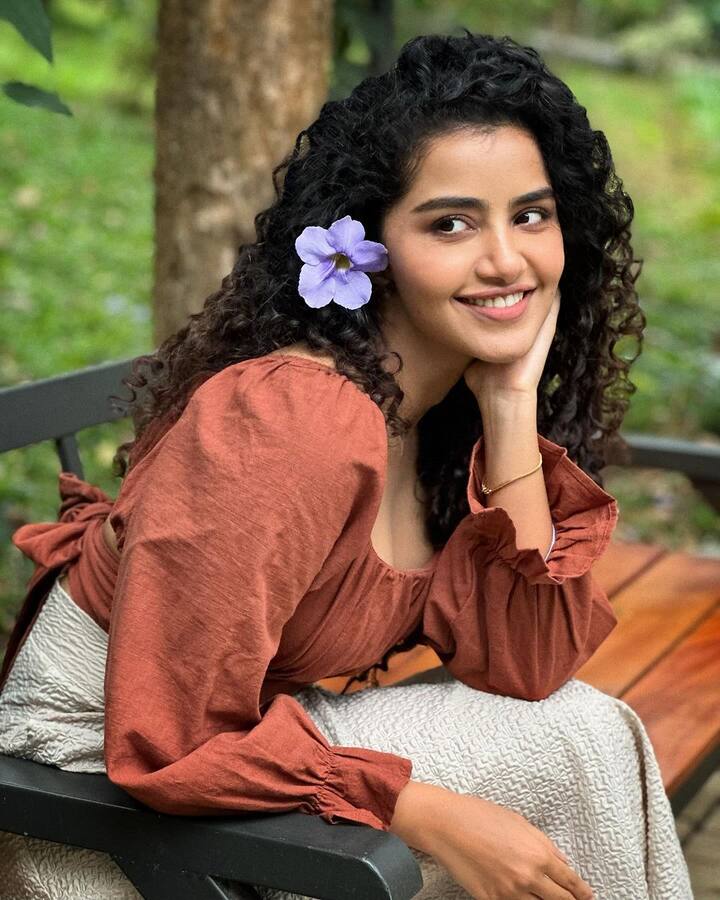 ప్రస్తుతం తెలుగులో డీజే టిల్లు 2 లో హీరోయిన్గా నటిస్తుంది. సిద్ధు జొన్నలగడ్డ సరసన హీరోయిన్గా మొదటిసారి నటిస్తుంది అనుపమ. ఇప్పటికే విడుదలైన గ్లింప్స్ సినిమాపై అంచనాలను పెంచుతున్నాయి. తమిళ్, మలయాళం సినిమాల్లో కూడా ఈ భామ పలు సినిమాలు చేస్తుంది.(Images Source : Instagram/anupamaparameswaran)