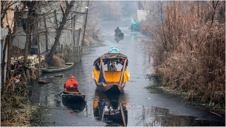 Jammu Kashmir Weather Update: कश्मीर में कई स्थानों पर न्यूनतम तापमान में गिरावट दर्ज की गई है. हालांकि 40 दिन के चिल्लई कलां की अवधि में बर्फबारी न होना चिंता का विषय बन गया है.