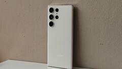 CM योगी ने सैमसंग के इस प्रीमियम फोन से ली सेल्फी, जानिए इसकी खासियत