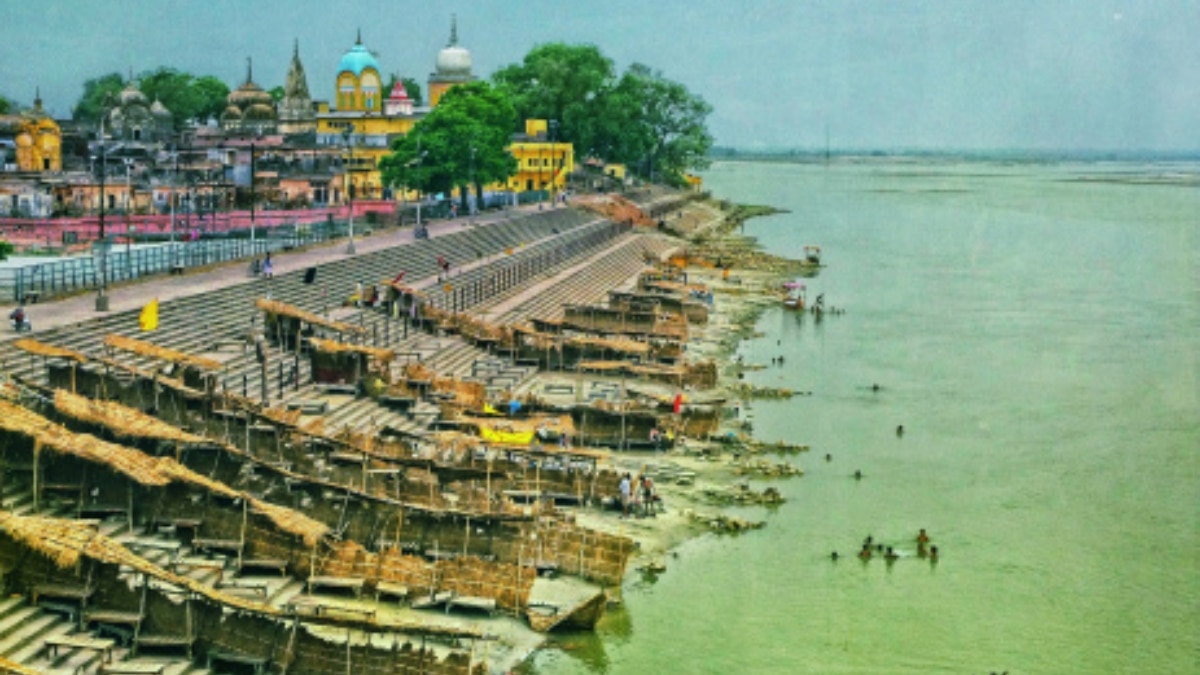 अयोध्या शहर, अपने कई मंदिरों के साथ, सरयू नदी के तट पर बसा हुआ है |  फोटो: गेटी