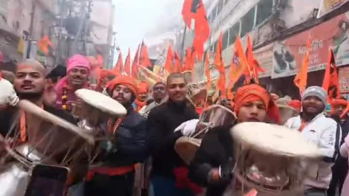 Varanasi News: अयोध्या में के राम मंदिर में आज निर्धारित मुहूर्त पर रामलला का प्राण प्रतिष्ठा समारोह संपन्न होगा. जिसको लेकर काशी के राम भक्तों ने रैली निकाल कर भगवान के मंदिर में विराजने की खुशी मनाई