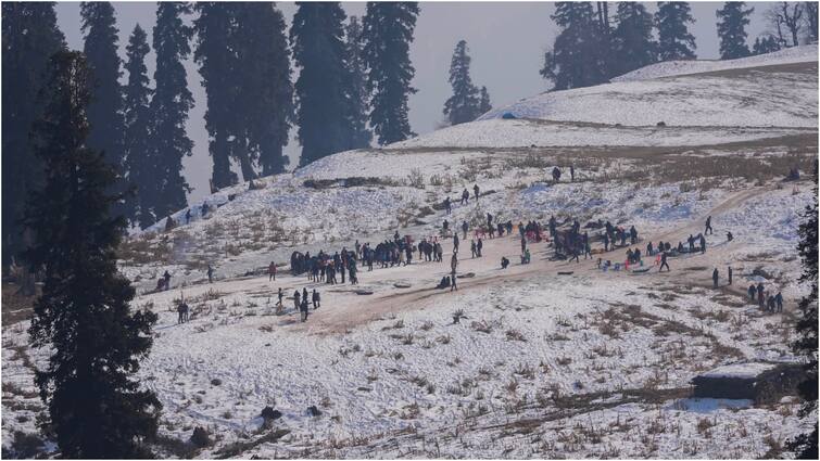 jammu kashmir cold wave conditions in valley mercury dips below freezing point Kashmir Weather: भीषण शीतलहर की चपेट में कश्मीर घाटी, ज्यादातर जगहों पर शून्य से नीचे तापमान