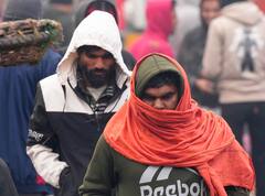 Delhi Weather: दिल्ली में सोमावर की सुबह कपकपाती ठंड से लोगों का हुआ सामान, IMD ने बताया आज कैसा रहेगा मौसम?