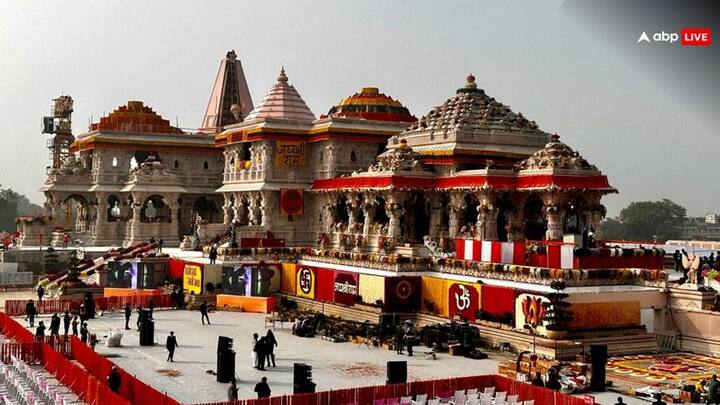 श्रीराम जन्मभूमि तीर्थ क्षेत्र ट्रस्ट के अनुसार, रविवार को राम लला की मूर्ति को विभिन्न तीर्थ स्थलों से लाए गए ‘औषधियुक्त’ और पवित्र जल से भरे 114 घड़ों से स्नान कराया गया.