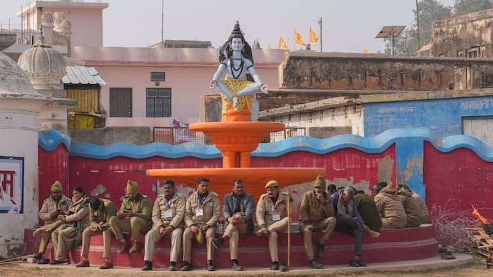 যে কোনও ধরনের অপ্রীতিকর ঘটনা এড়াতে ত্রিস্তরীয় নিরাপত্তার ব্যবস্থা করা হয়েছে।  রাম মন্দিরের নজরদারিতে রয়েছে CISF.