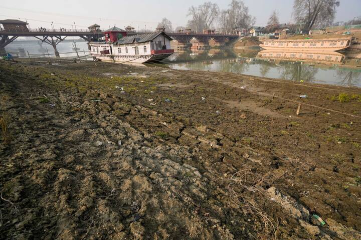 এই কারণেই তুষারপাতও দেখা যায়নি এই এলাকায়। গুলমার্গে কোনও বরফ পড়েনি। এই সময়ে এখানে স্কি রিসর্টে দেশ-বিদেশ থেকে পর্যটকরা আসেন। এবার তাঁদের নিরাশ হতে হয়েছে। বরফ না থাকায় বন্ধ স্কি। পরিবেশেও প্রভাব দেখা গিয়েছে।