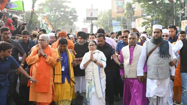 Mamata Banerjee all faith harmony rally in Kolkata after Ayodhya Ram Mandir Pran Pratishtha ceremony रामलला प्राण प्रतिष्ठा: ममता बनर्जी ने कालीघाट मंदिर में की पूजा, निकाली सद्भाव रैली
