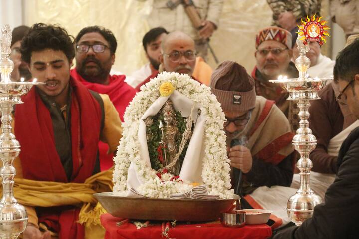 राम मंदिर में रामलला की प्राण प्रतिष्ठा की विधियां शुरू हो गईं हैं.